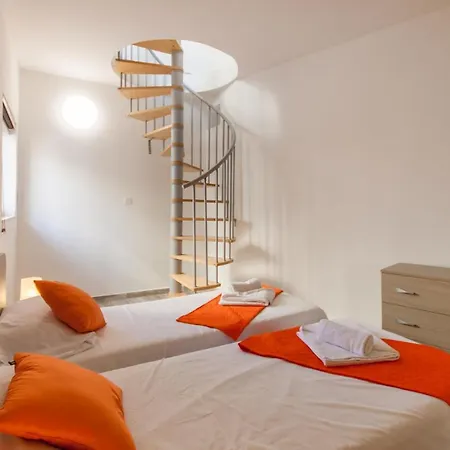 Apartment - Modern 2 Bedrooms Apt Nb 3 - Happy