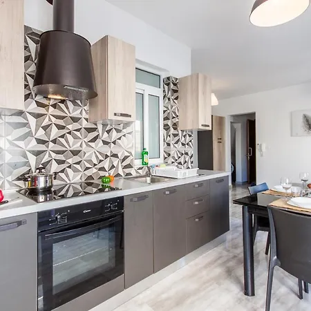 Apartment - Modern 2 Bedrooms Apt Nb 3 - Happy